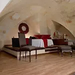 Palazzo Delle Viole 3*